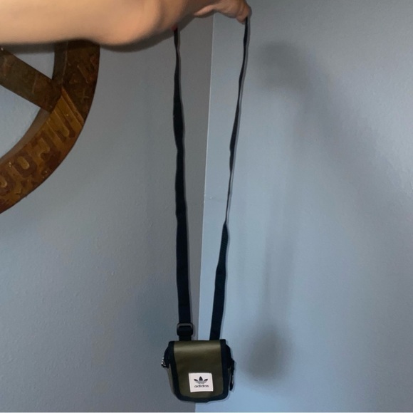 NWT Adidas crossbody bag sport bag phone bag travel bag small bag fall bag - Picture 16 of 16